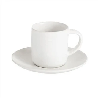 Xícaras de café com pratos