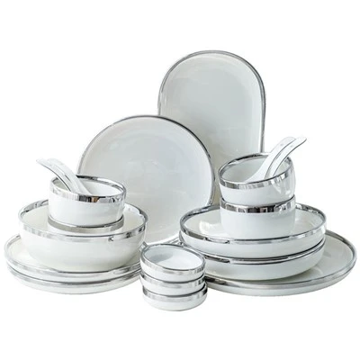Conjunto de louça branca e prateada